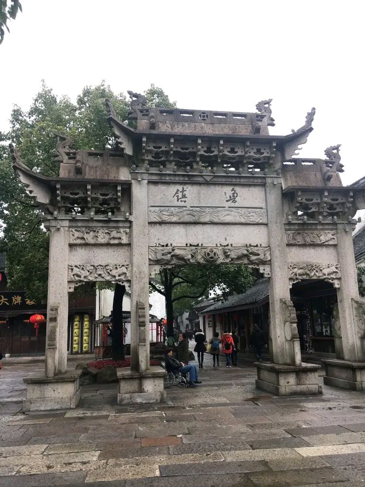 微型散文诗《百年鲁镇 一地风霜》