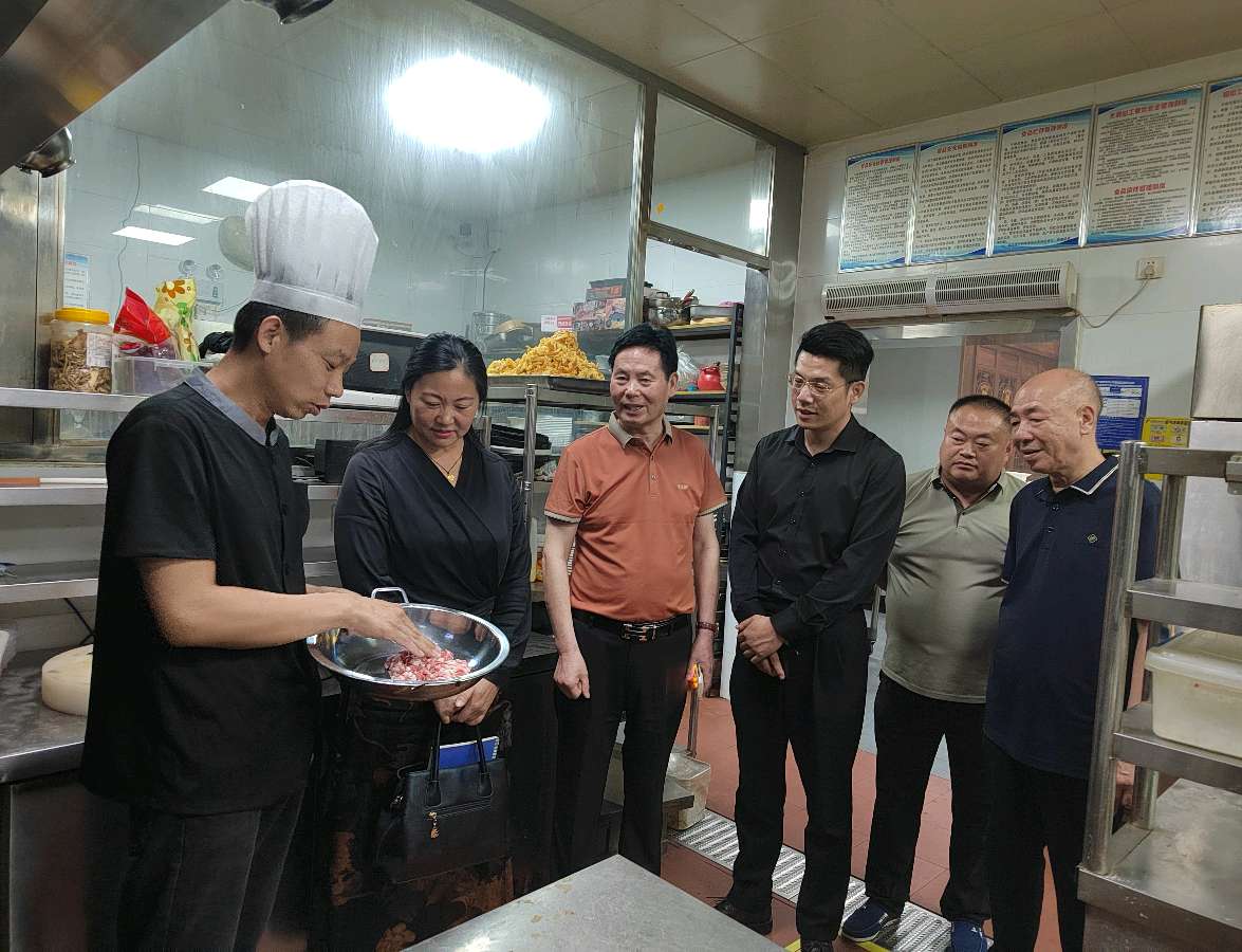 苗克奇：执守匠心四十载，引领鹰城餐饮绽华光（图2）