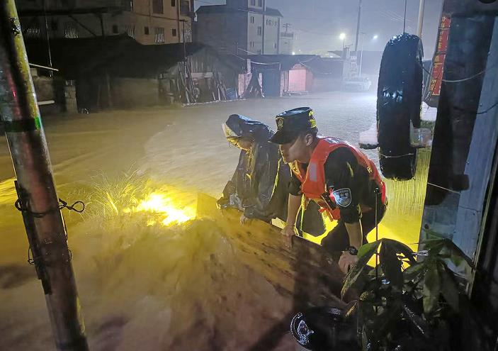 云南公安‖暴雨来袭!澜沧公安闻汛而动,紧急疏散救助群众36人