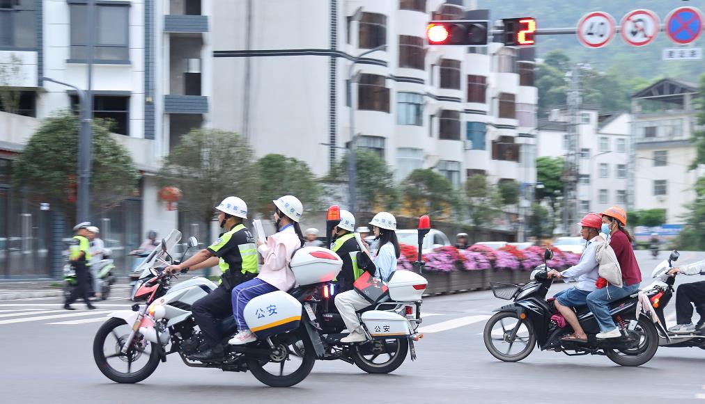 护航高考‖普洱公安：警摩变身“送考车”，雨中最暖“荧光绿”（图2）