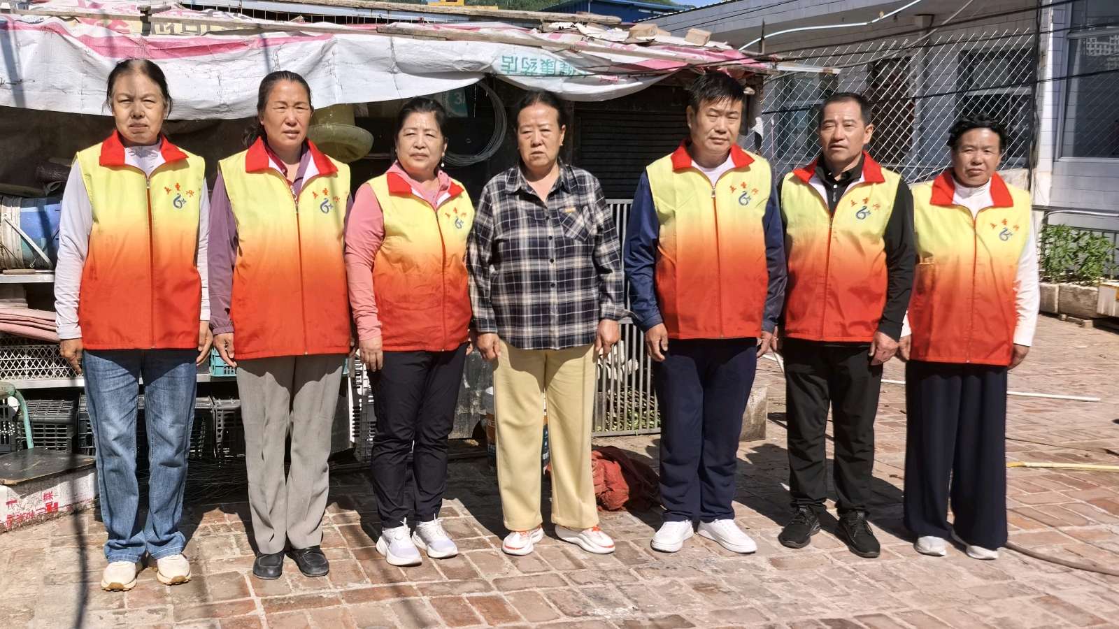 实地走访养鸡户 梳理困境助发展