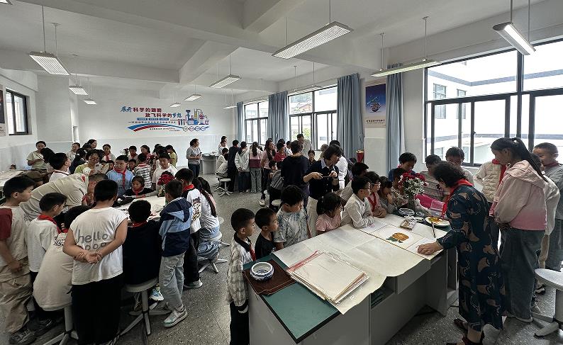 云南昆明‖“翰墨润童心·书法育新人”——五华区“书画进校园”活动赋能校园美育提质增效(图2)