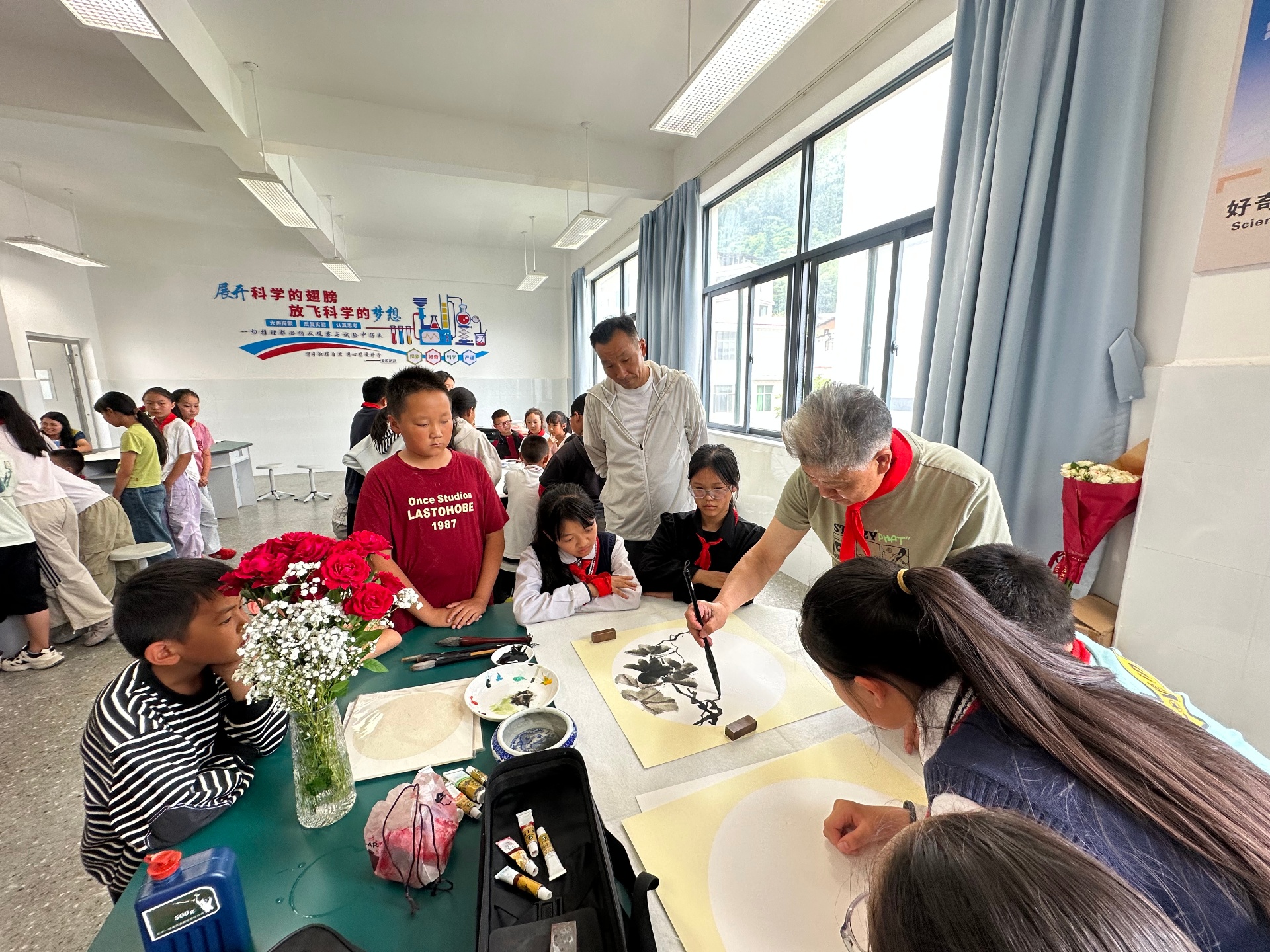 云南昆明‖“翰墨润童心·书法育新人”——五华区“书画进校园”活动赋能校园美育提质增效