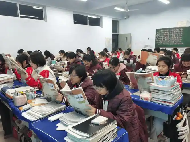 《那年高考》实力诗人/黄赞高、金牌主播/凤珠。（图3）