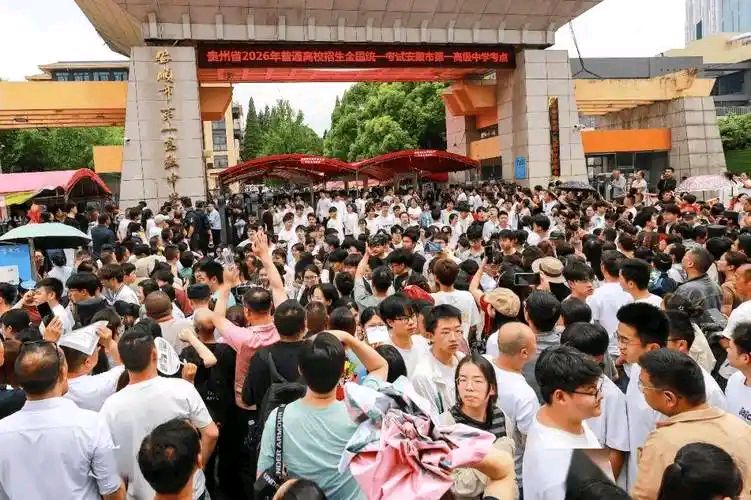 《那年高考》实力诗人/黄赞高、金牌主播/凤珠。（图5）