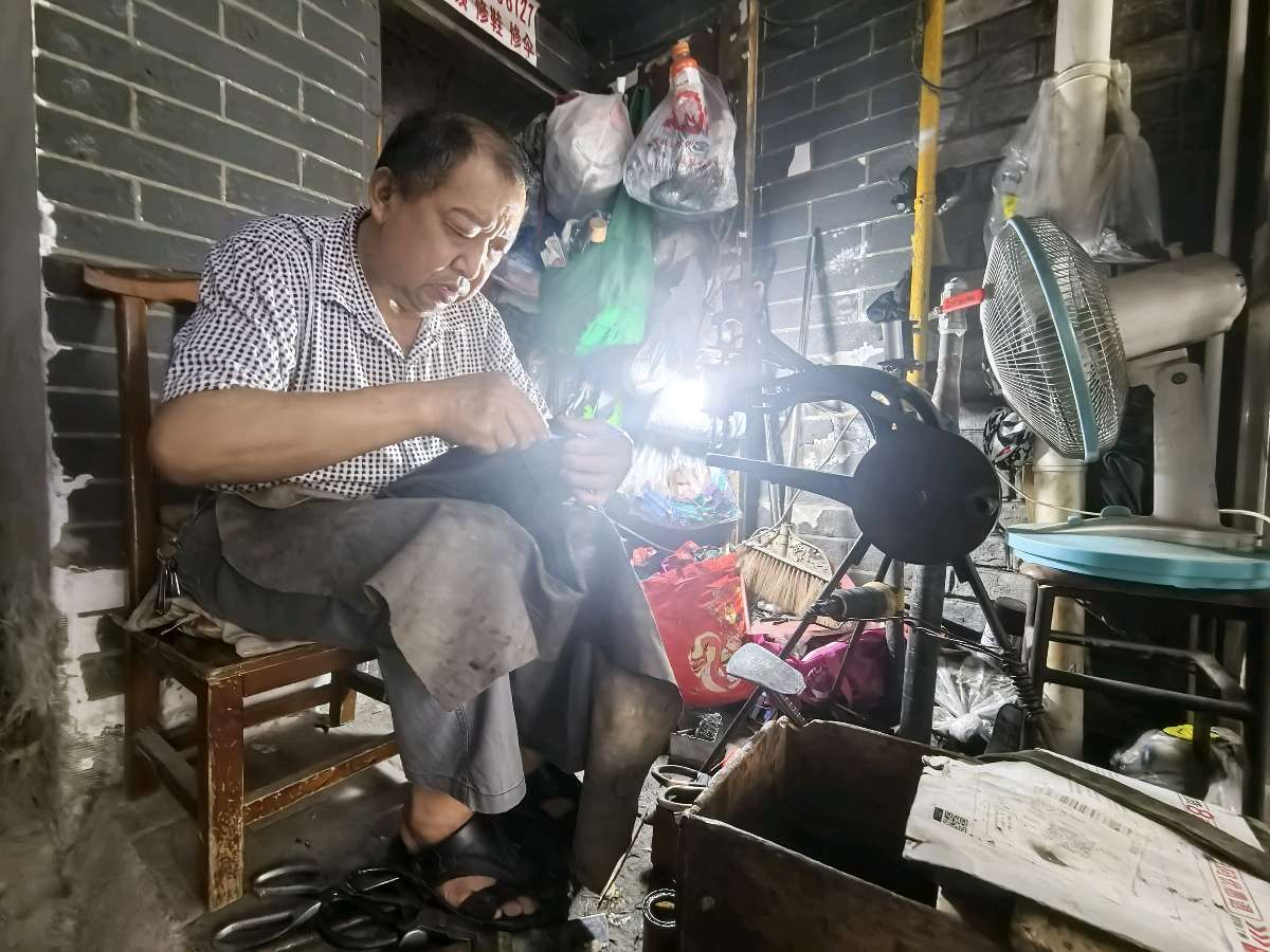 「凡人微光」刘哥与补鞋摊的一生相守(图5)