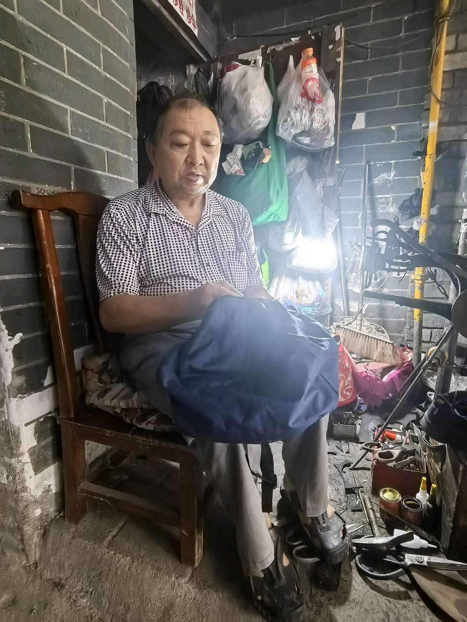 「凡人微光」刘哥与补鞋摊的一生相守(图11)