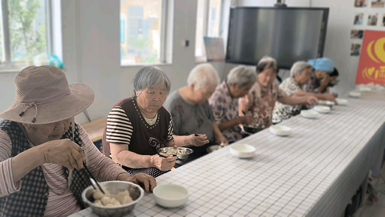石家村委携手青州市心雨义工为村里老年人举办饺子宴（图3）