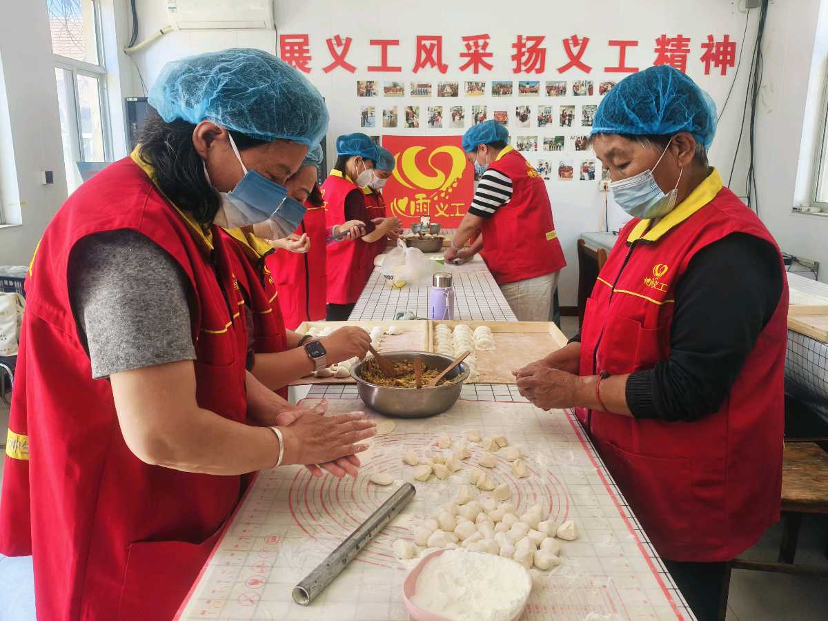 石家村委携手青州市心雨义工为村里老年人举办饺子宴（图6）