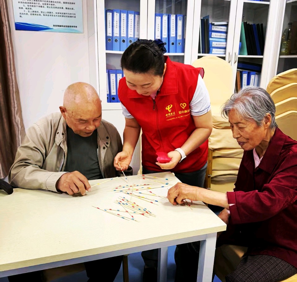 西安碑林区志愿者联合会开展“爱心翼站暖银龄 科技服务伴同行”关爱活动
