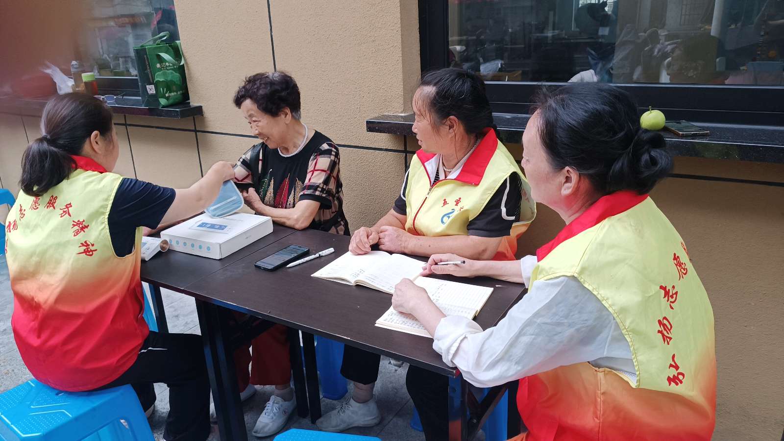 公服务零距离 点滴温情满社区（图2）