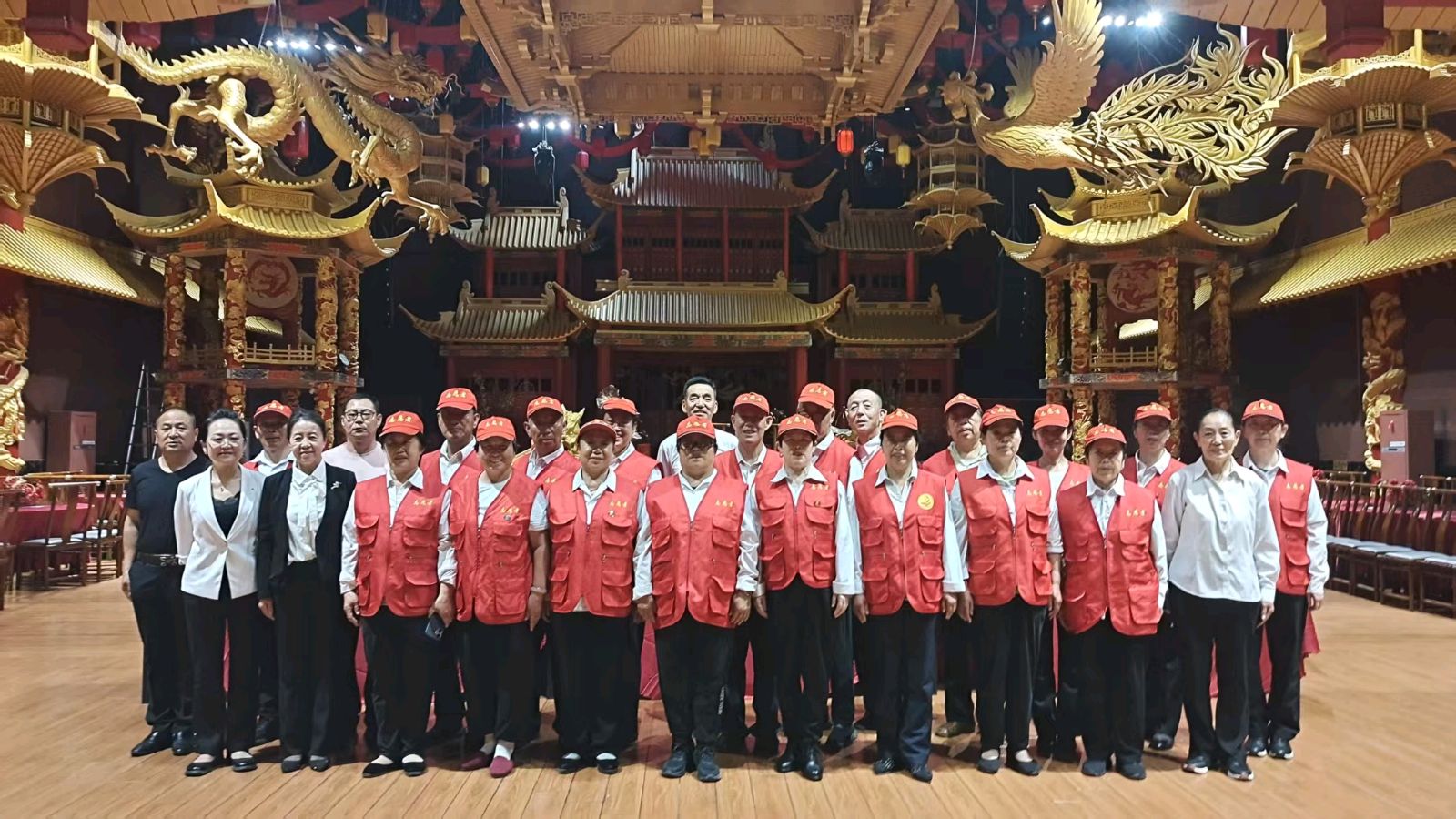 舞台演绎经典 爱心助力公益（图2）