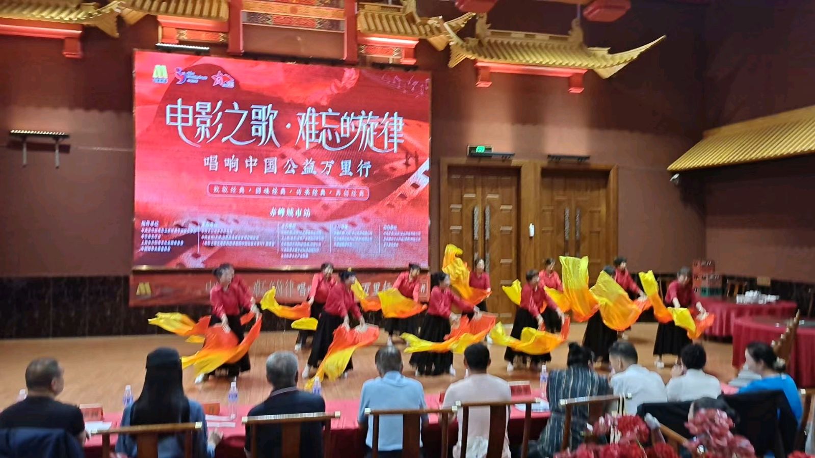 舞台演绎经典 爱心助力公益（图3）