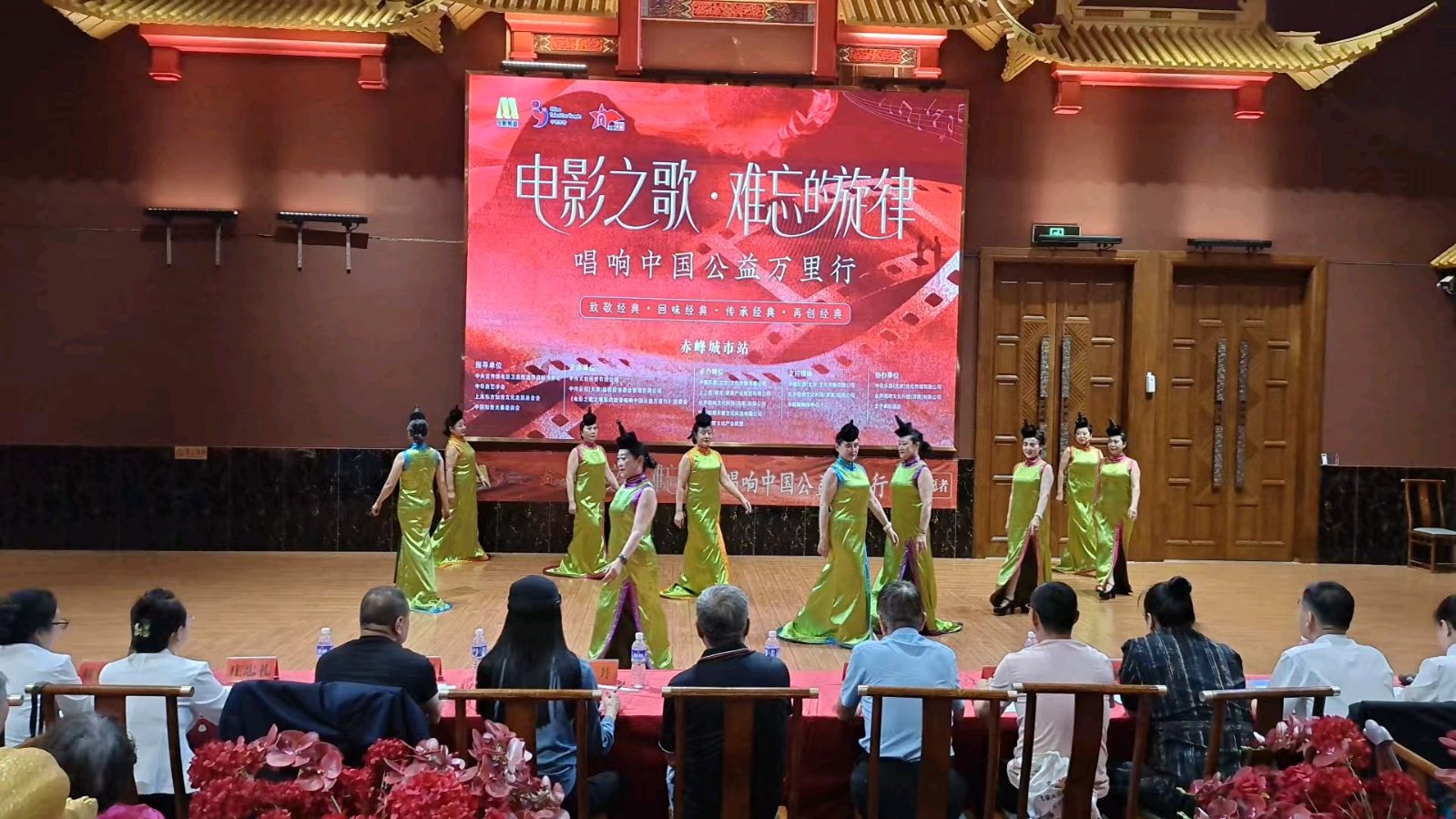 舞台演绎经典 爱心助力公益（图4）