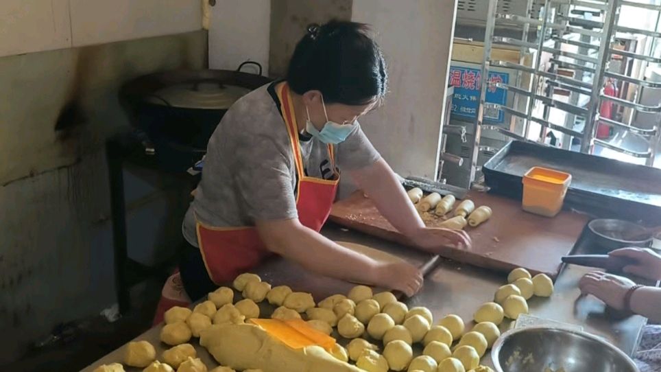 走访老字号饼屋 调研生产助发展（图4）