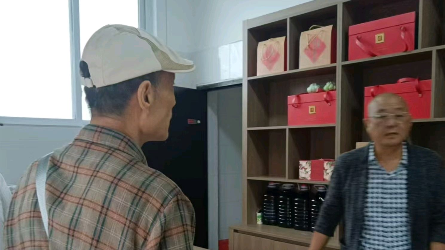 冒雨走访榨菜厂 志愿助农拓销路（图2）