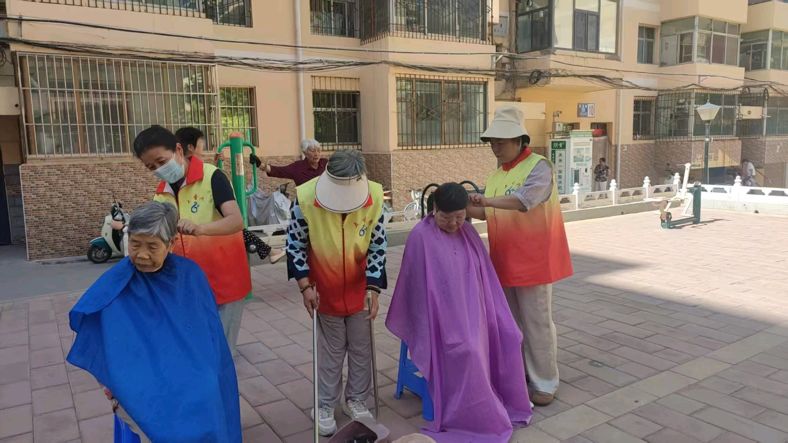 志愿服务进小区 点滴实事暖人心（图2）