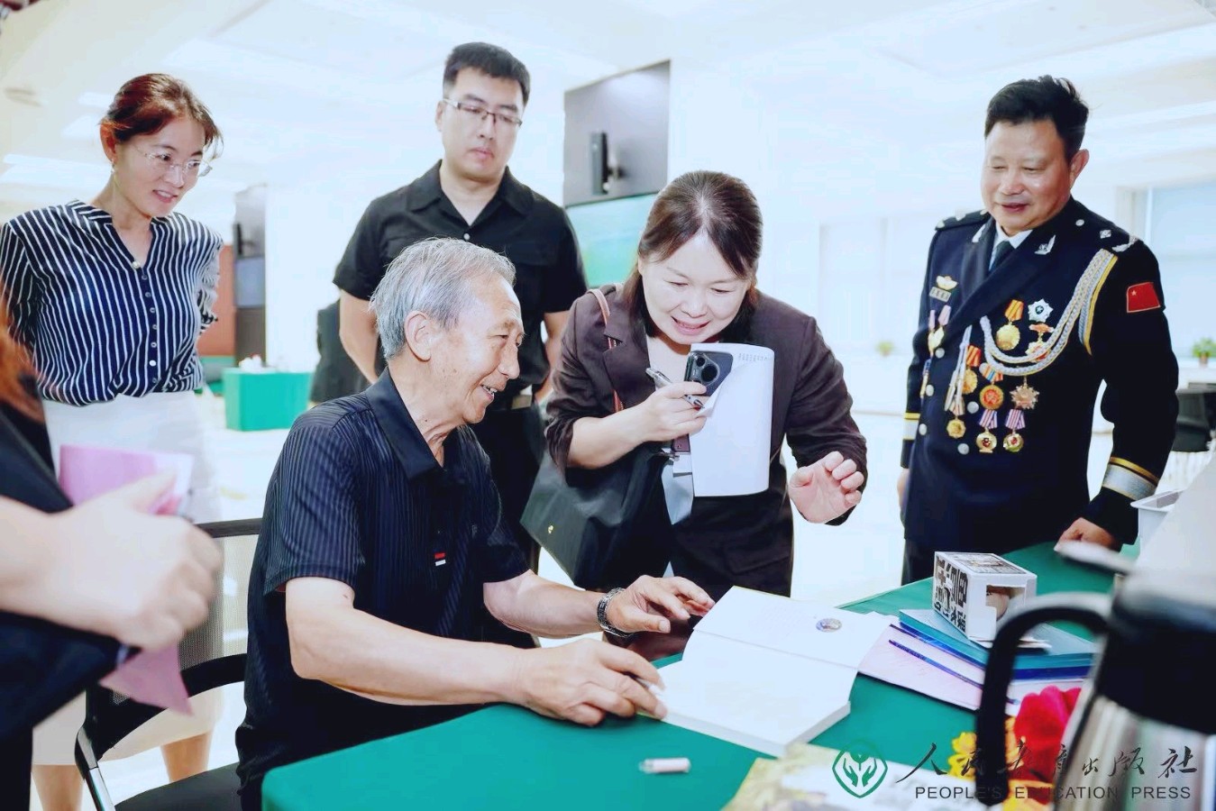 新华社 北京青年报 新京报报道87岁老作家新作《功勋警犬》（图2）