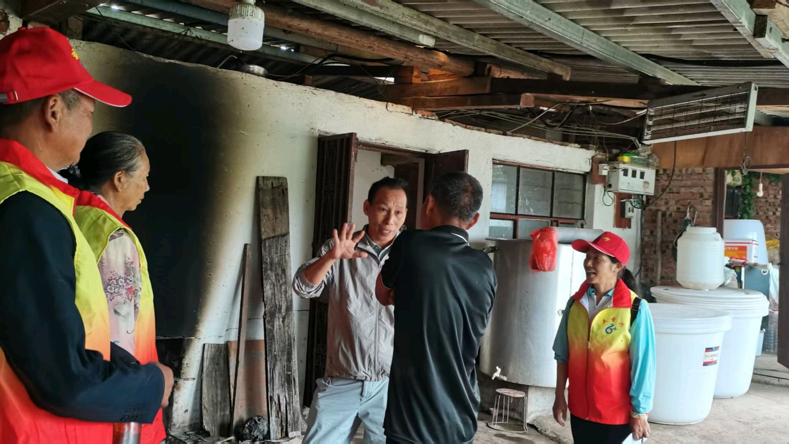 走进田间察民情 了解种养促振兴（图5）