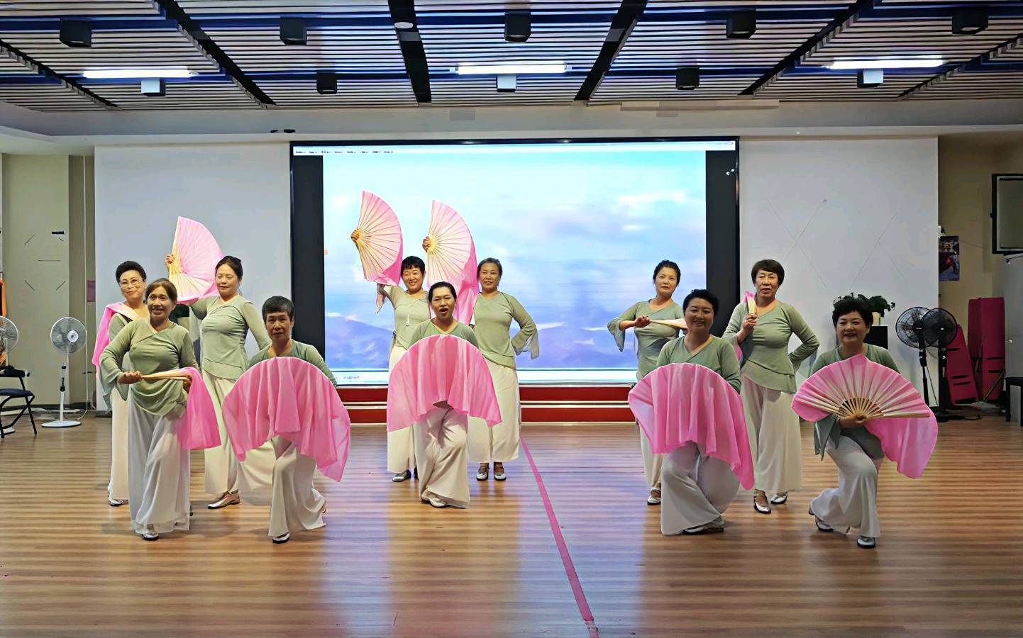 大正莅江社区艺术团“欢歌七一颂党恩,志愿服务暖家园”主题联欢会圆满落幕(图6)