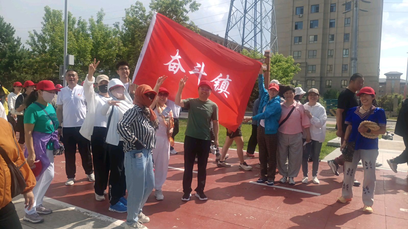 健步迎“七一” 奋进新征程(图5)