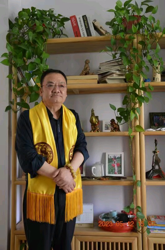 七一前夕，缑光明先生给天水神彩飞扬艺术团演员赠送书画作品