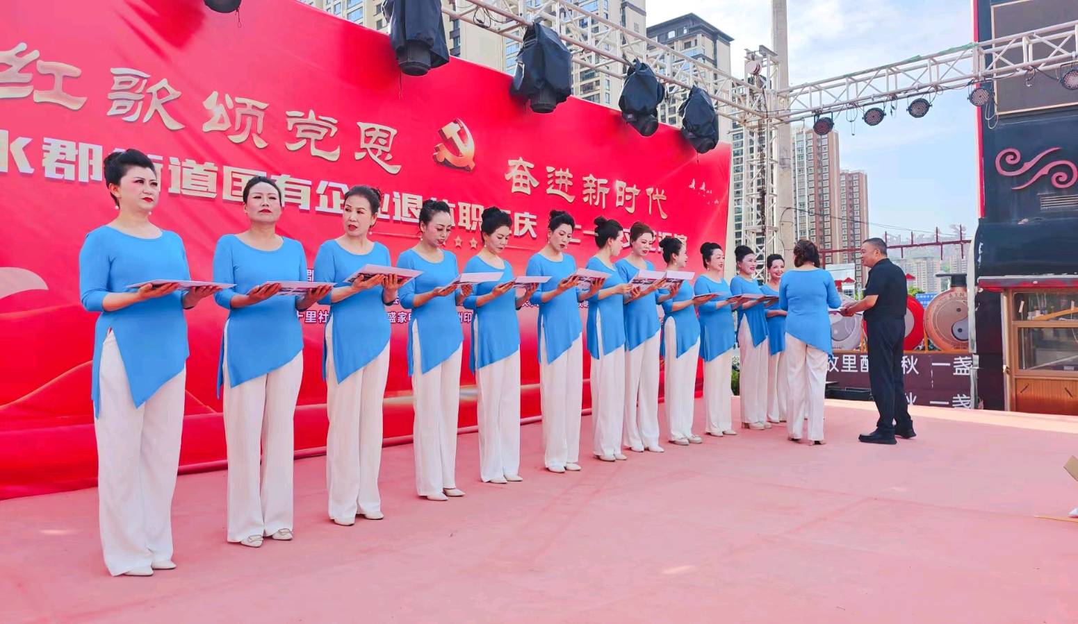 七一前夕，缑光明先生给天水神彩飞扬艺术团演员赠送书画作品（图3）