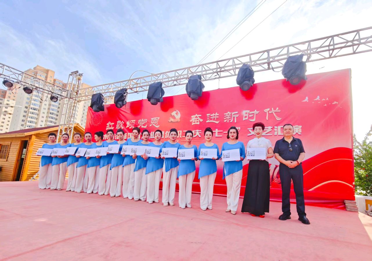 七一前夕，缑光明先生给天水神彩飞扬艺术团演员赠送书画作品（图4）