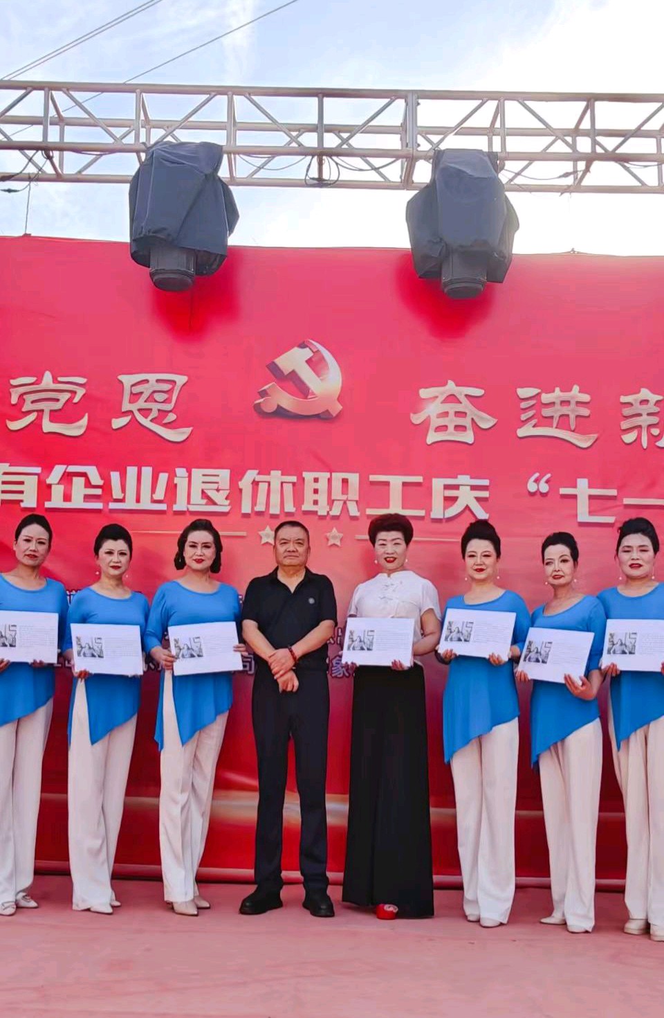 七一前夕，缑光明先生给天水神彩飞扬艺术团演员赠送书画作品（图10）