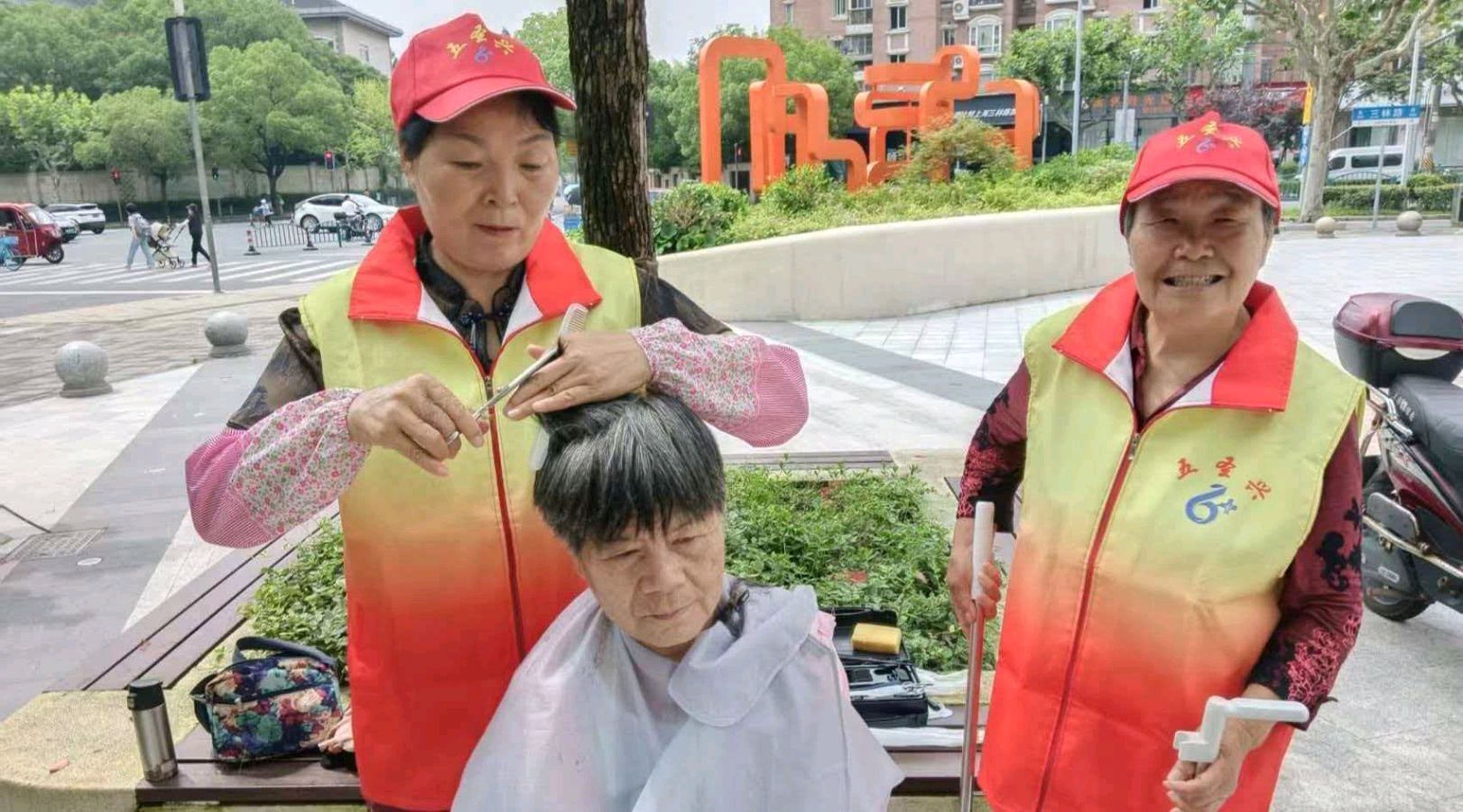 公园施义剪 志愿慰银龄（图2）