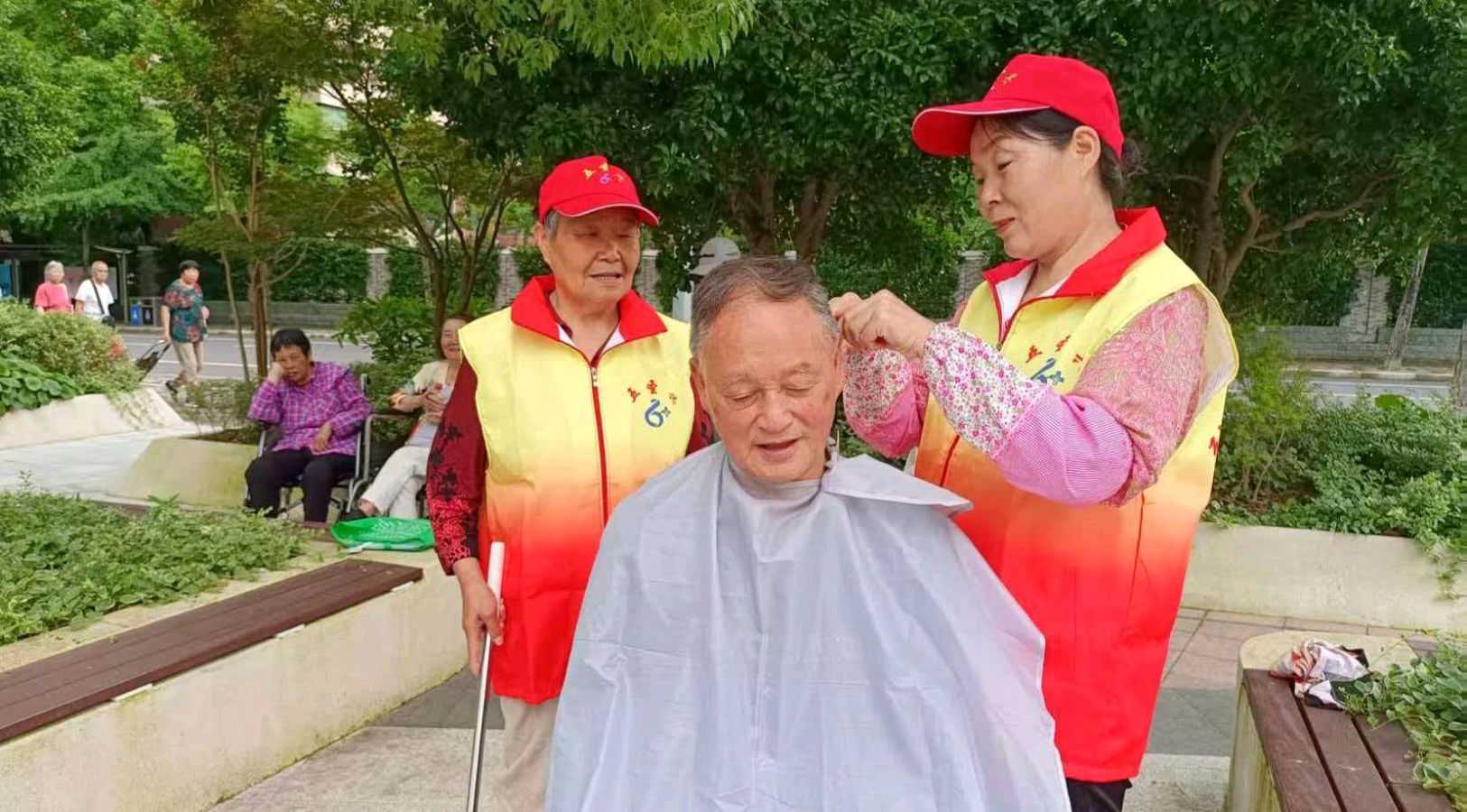 公园施义剪 志愿慰银龄（图3）