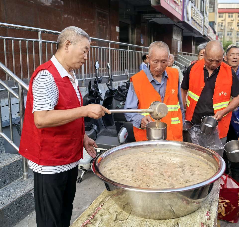 初心暖七一 粥香润鹰城——平顶山志愿者爱心送餐致敬环卫工人(图5)
