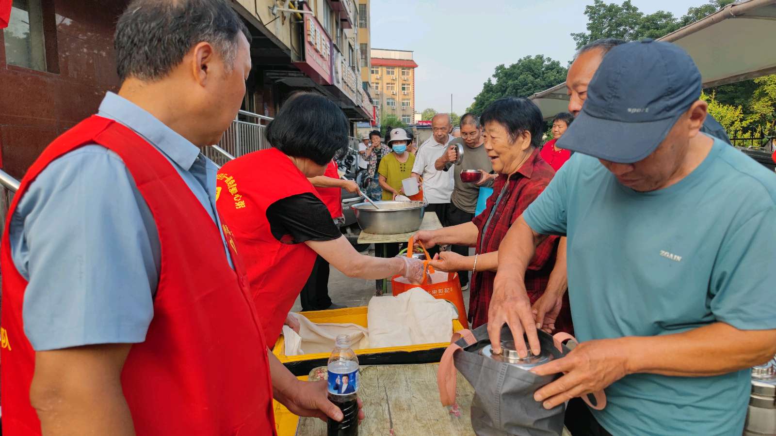 初心暖七一 粥香润鹰城——平顶山志愿者爱心送餐致敬环卫工人(图2)
