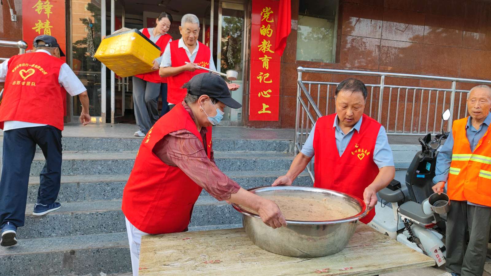 初心暖七一 粥香润鹰城——平顶山志愿者爱心送餐致敬环卫工人(图11)