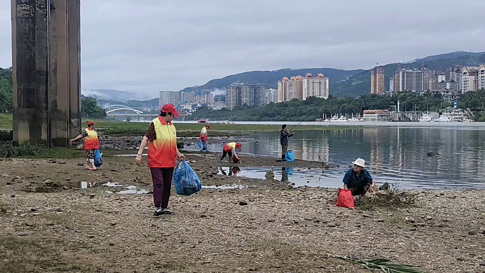 志愿江岸清垃圾 共同守护澜沧江（图5）