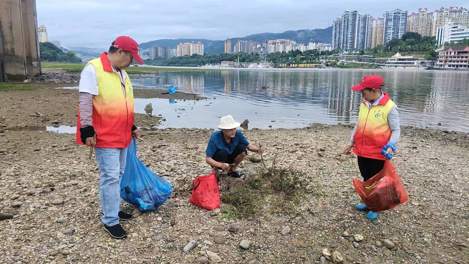 志愿江岸清垃圾 共同守护澜沧江（图4）