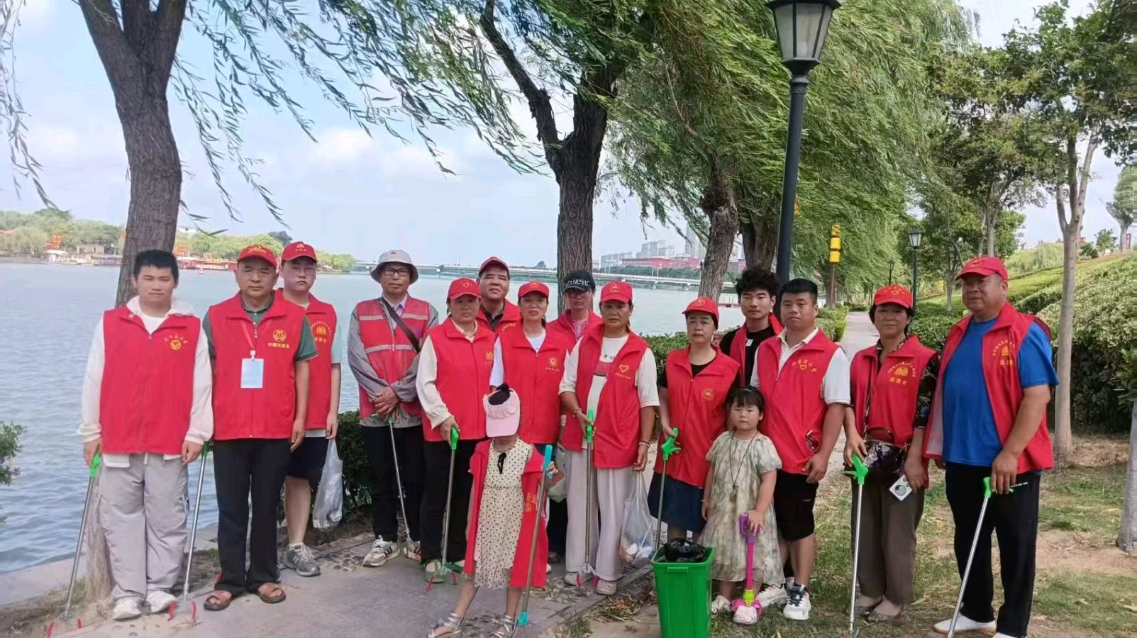 盛夏巡河岸 志愿护清波