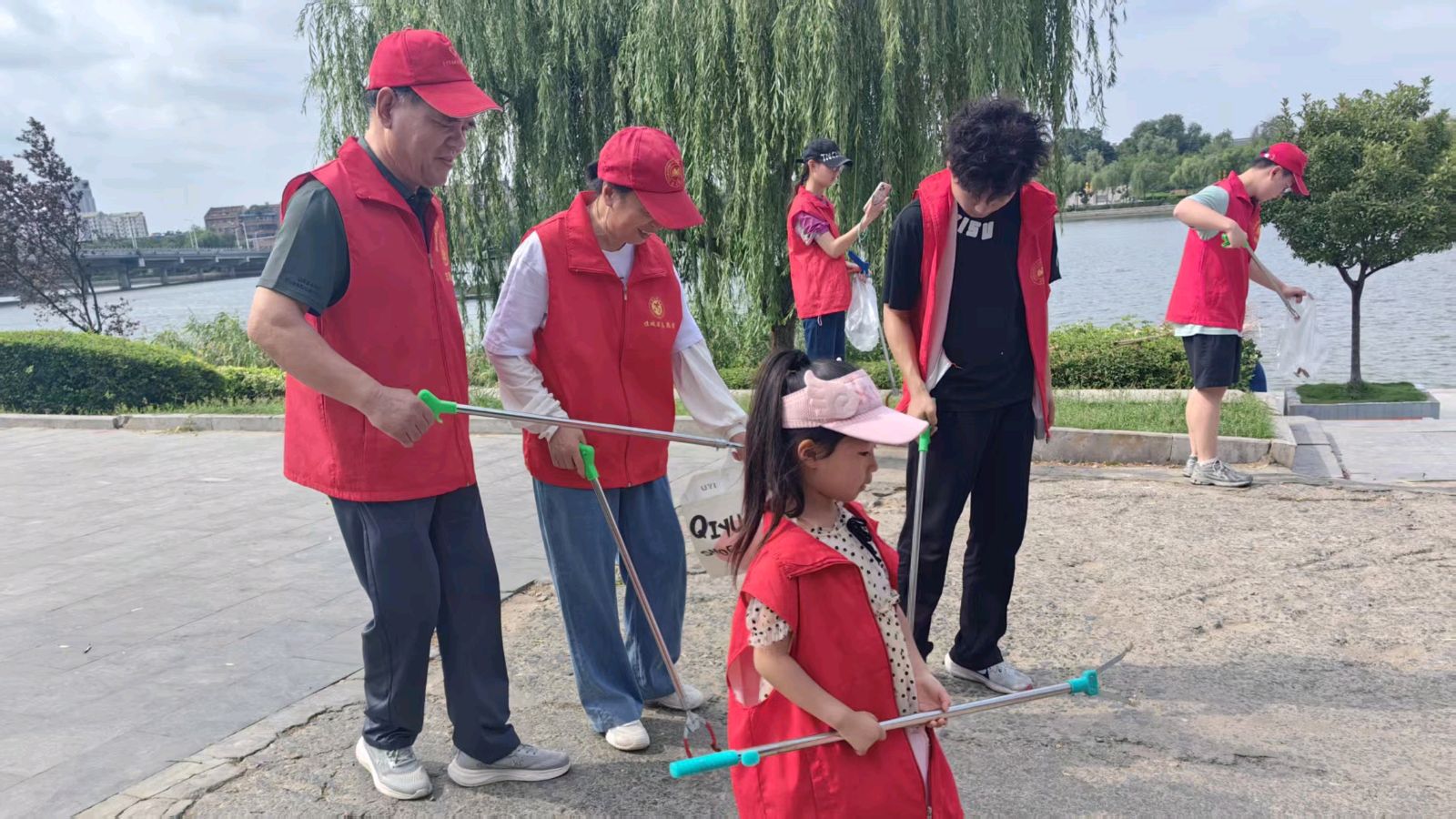盛夏巡河岸 志愿护清波（图4）