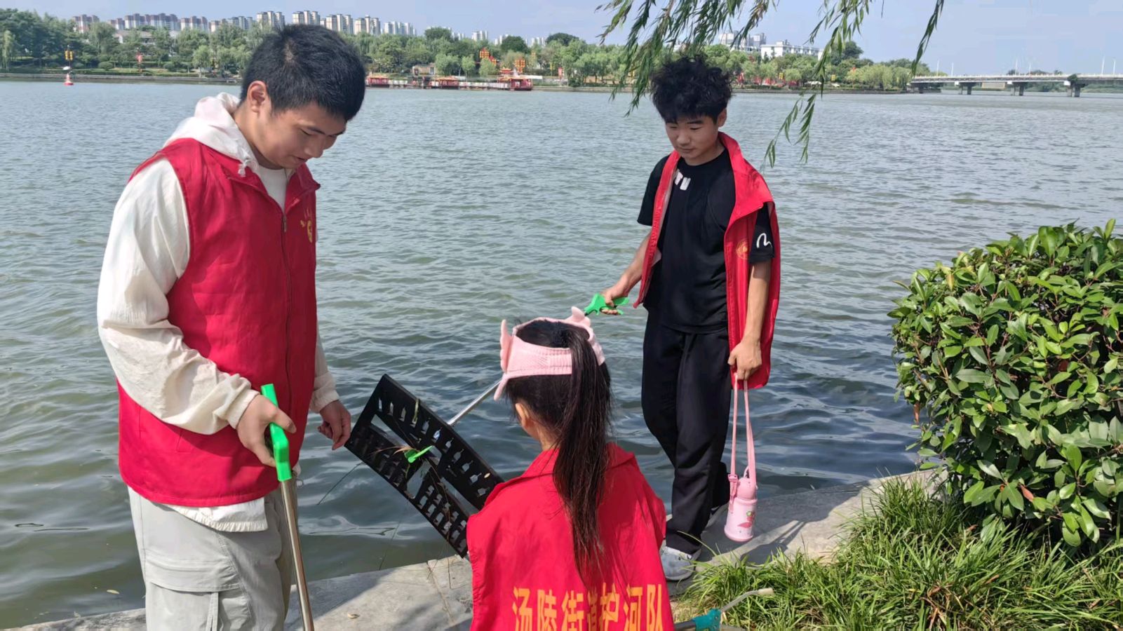 盛夏巡河岸 志愿护清波（图2）