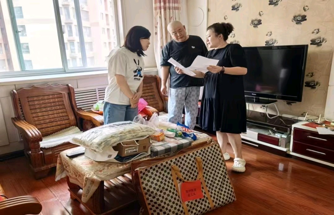 夏日送清凉，关爱暖人心 一一福利东路社区特困群众慰问活动即景金夜（兰州）（图4）