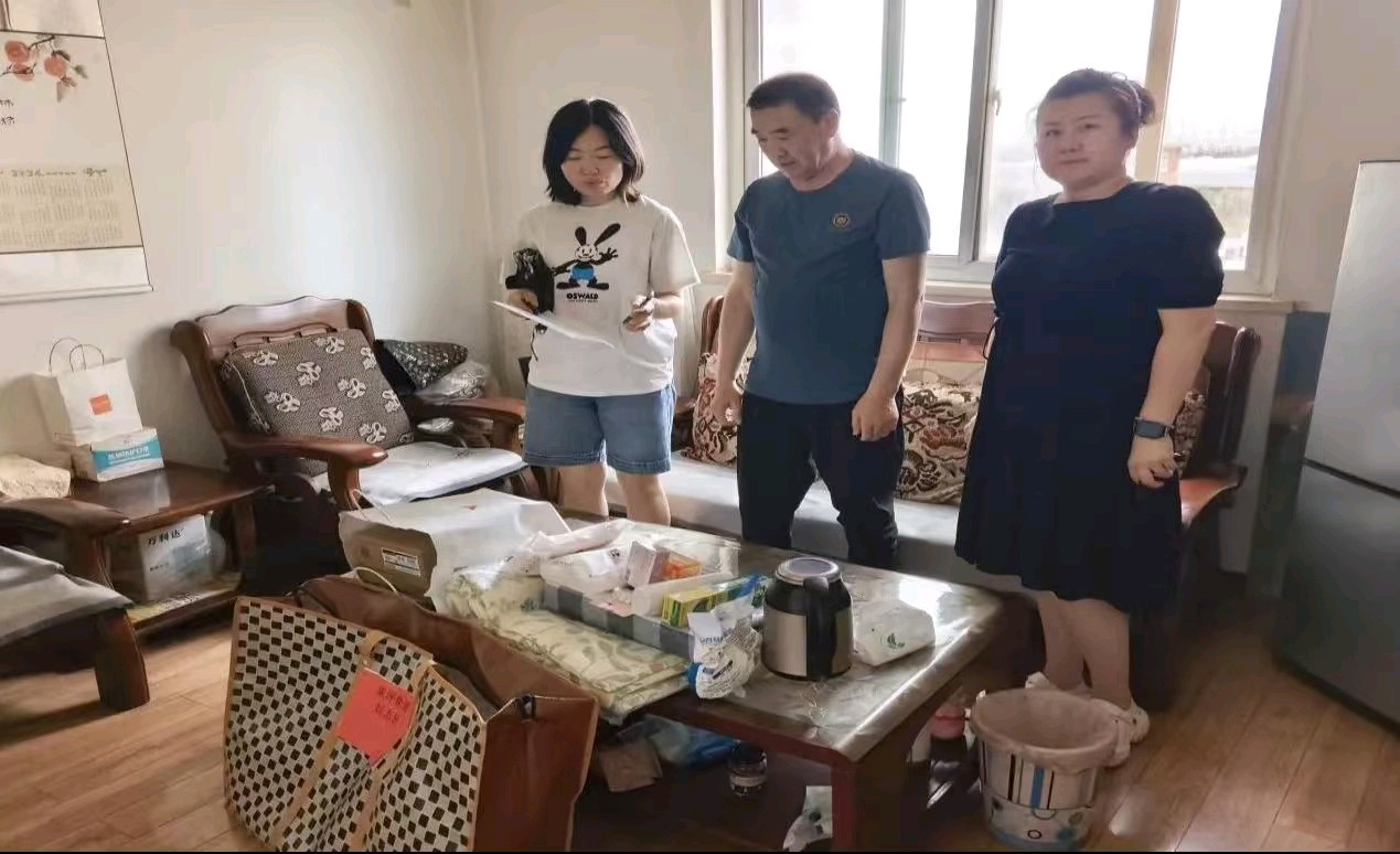 夏日送清凉，关爱暖人心 一一福利东路社区特困群众慰问活动即景金夜（兰州）（图3）