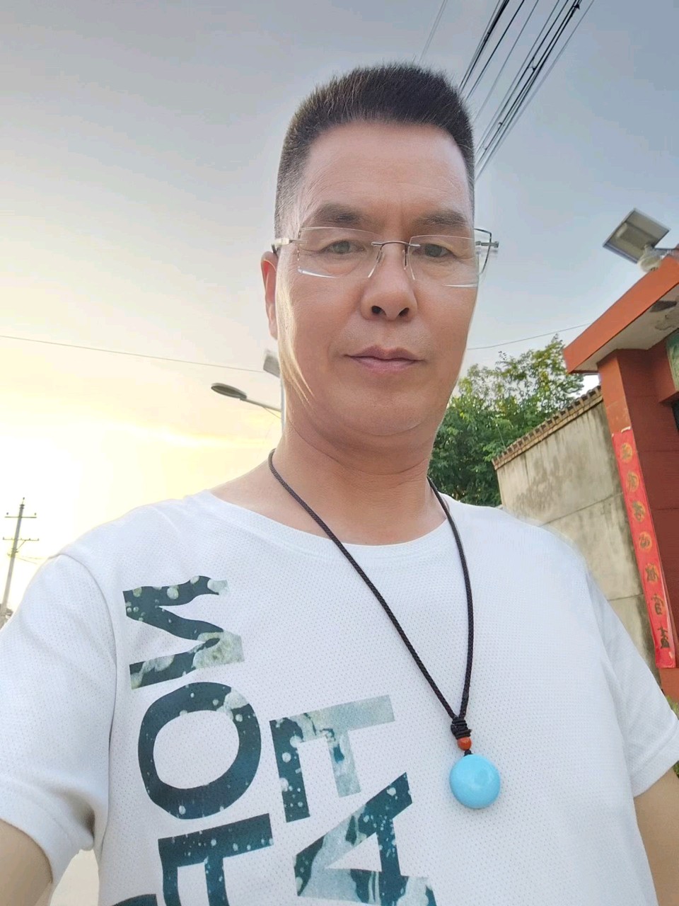 【都市头条成都文苑编辑部】主编周原翁;诗文作者何俊锋.翟功印.李向前.屈军强.楊达.秦牛.成公田.(图33)