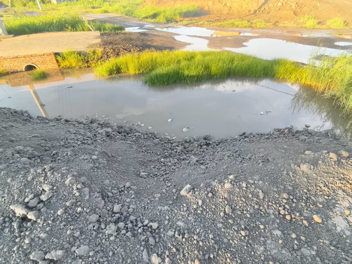 黄土盖不住的疤——大量固废物被倾倒在朔城区贾庄乡小岱堡村（图2）