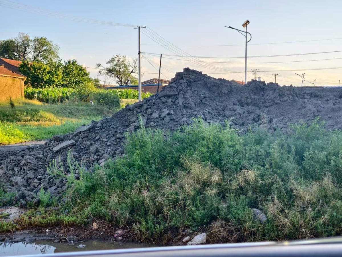 黄土盖不住的疤——大量固废物被倾倒在朔城区贾庄乡小岱堡村（图3）