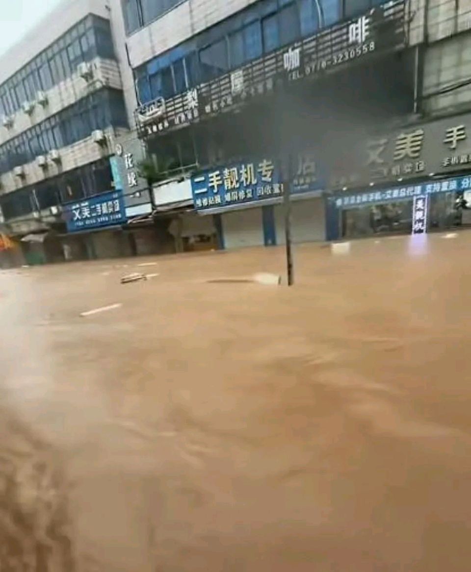广西父老乡亲永远的忘不了你一一一写给在一线抗洪救援的同胞们…… 文/原野（图11）