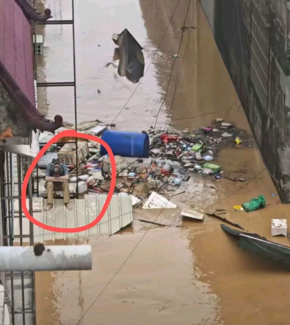 广西父老乡亲永远的忘不了你一一一写给在一线抗洪救援的同胞们…… 文/原野（图13）
