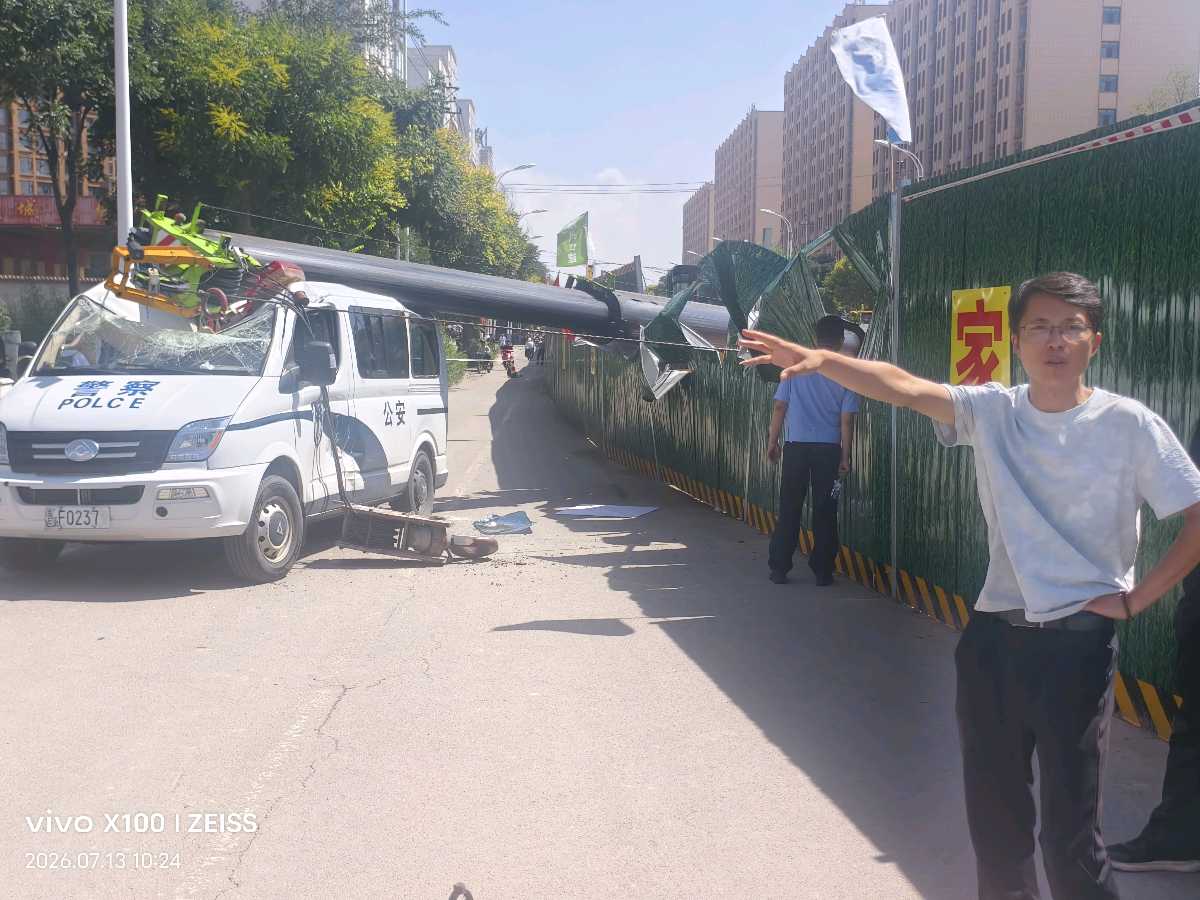 作业吊车侧翻，过路警车被砸（图2）