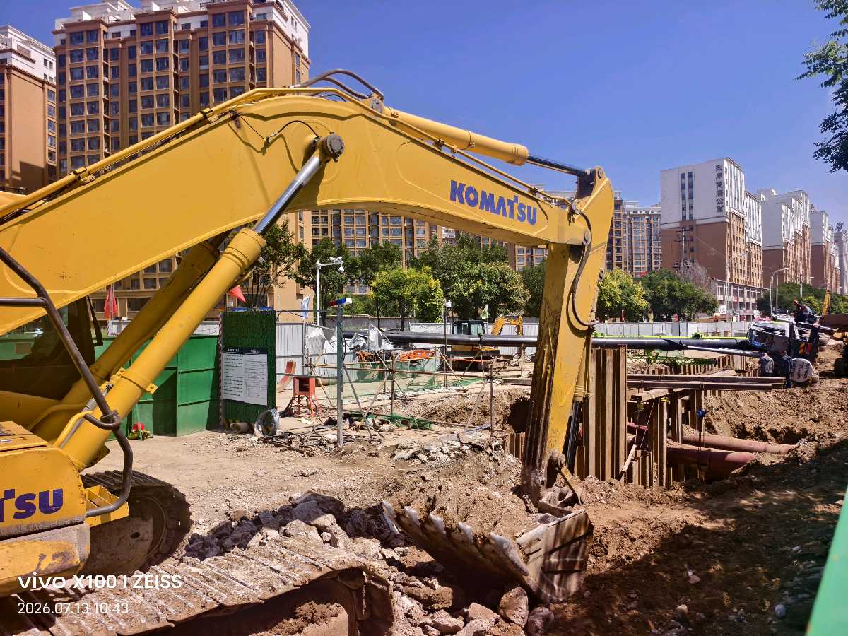 作业吊车侧翻，过路警车被砸（图3）