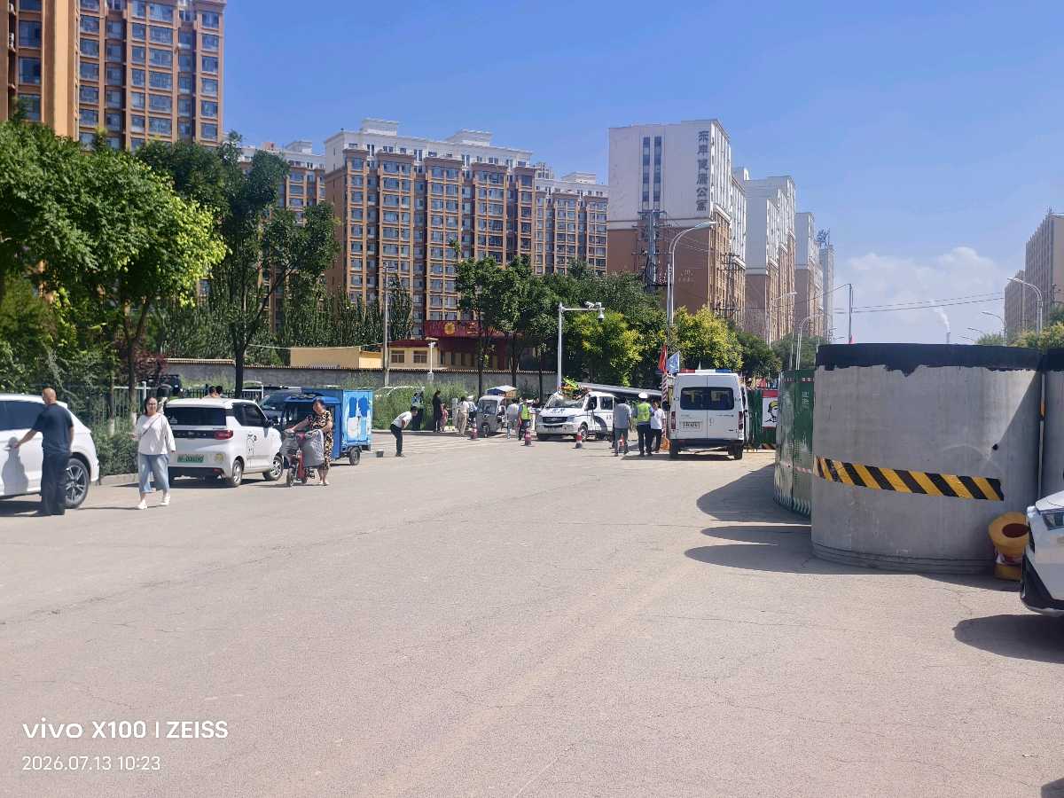 作业吊车侧翻，过路警车被砸（图4）
