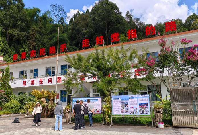 保山托起“群众家门口的幸福”(10)‖电商直播:“新农人”给家乡蹚出的幸福路(图10)